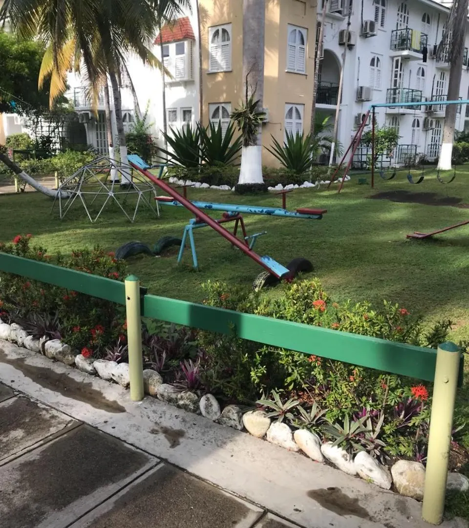 Ocho Rios Beach Apt At Sandcastles Lejlighed